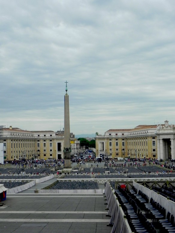 A photograph of an overview of how the vatican square saint peters Basilica looks like from far stunning photo