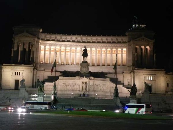 Nightscene of Piazza venezia blogger travelblog razanmasri italy