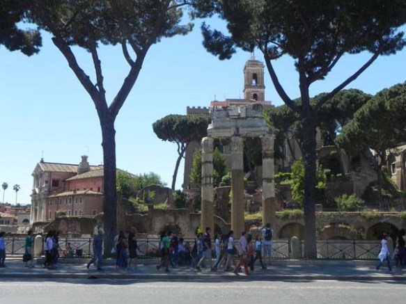 A walk back to the city of roma - Piazza del Colosseo