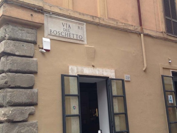A street sign of via dei boschetto 