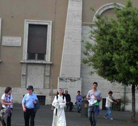 Nun walking at the Piazza di Popolo