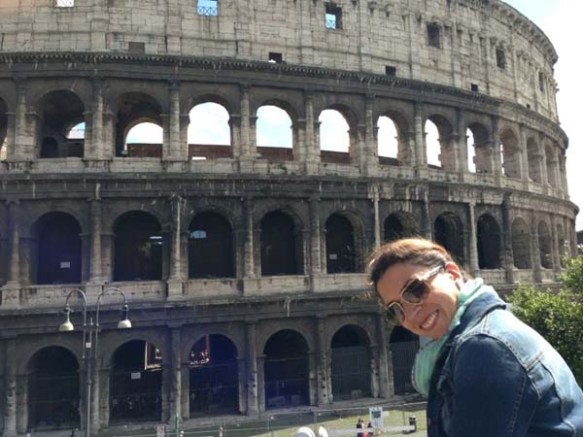 blogger razan masri tourist in rome at the Piazza del Colosseo