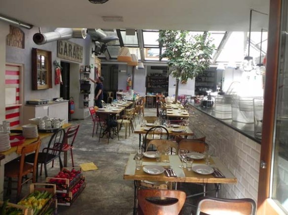 dinning restaurant tables and chairs outdoors