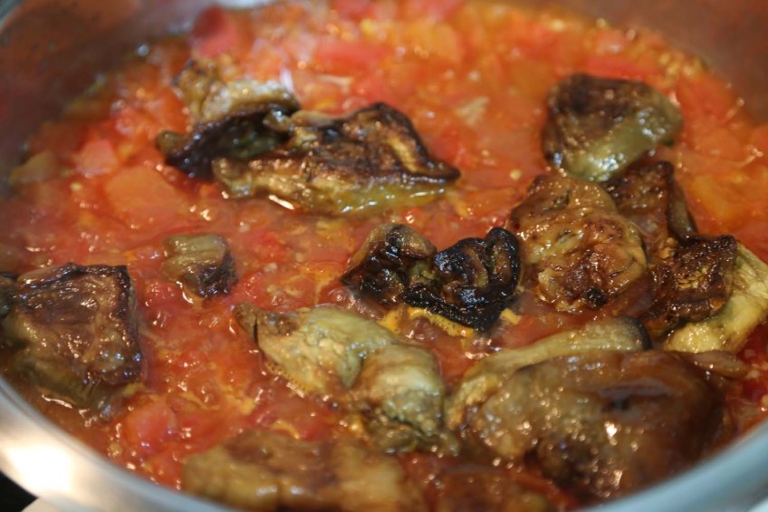 Making Fatet Batinjan Makdous eggplants
