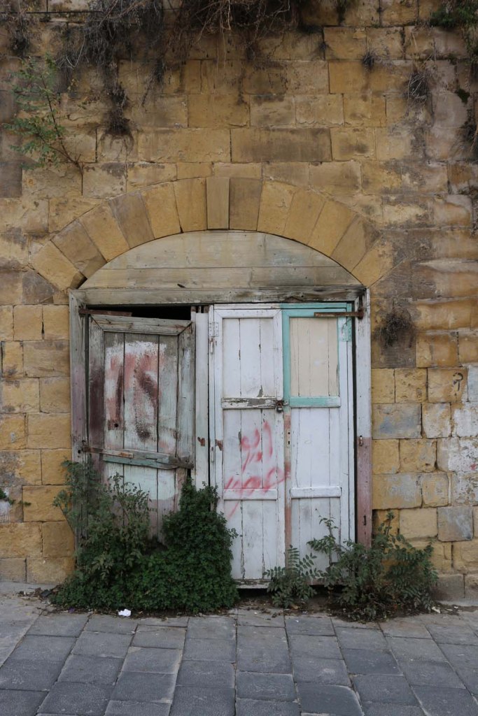 Al Salt, AsSalt, Al-Salt, AlSalt, Jordan, white old door, broken. مدينة السلط الاردن باب قديم