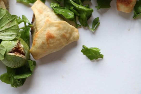 Step by Step recipe on how to make Sabanekh Triangles Pastry طريقة عمل فطائر السبانخ بالصور