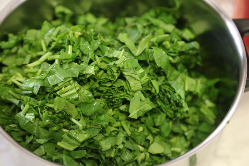 Step by Step recipe on how to make Sabanekh Triangles Pastry طريقة عمل فطائر السبانخ بالصور