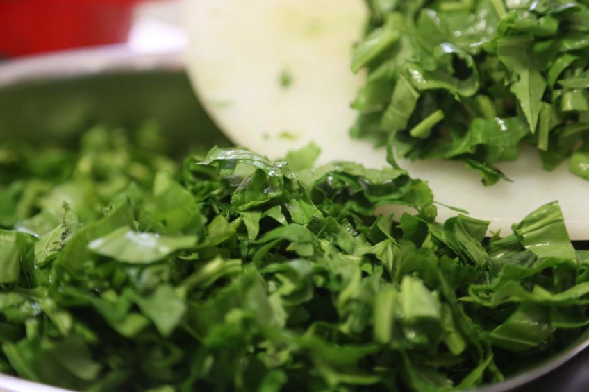 Step by Step recipe on how to make Sabanekh Triangles Pastry طريقة عمل فطائر السبانخ بالصور