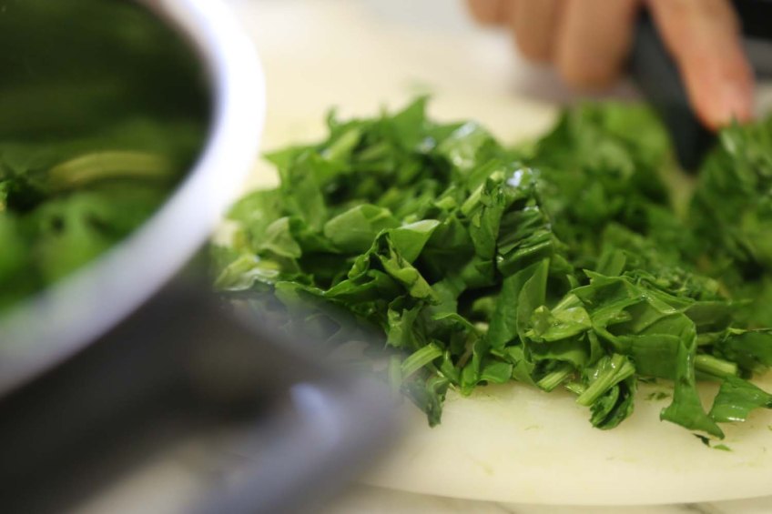 Step by Step recipe on how to make Sabanekh Triangles Pastry طريقة عمل فطائر السبانخ بالصور