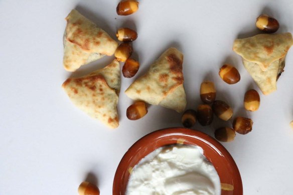 Step by Step recipe on how to make Sabanekh Triangles Pastry طريقة عمل فطائر السبانخ بالصور Spinach and Dates