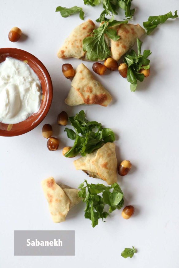 Step by Step recipe on how to make Sabanekh Triangles Pastry طريقة عمل فطائر السبانخ بالصور