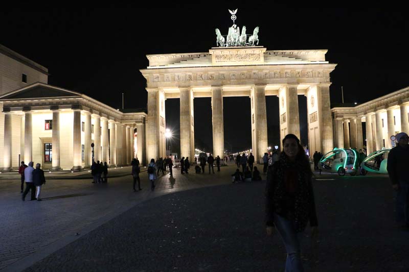 Night time photograph of the Brandenburger in mitte