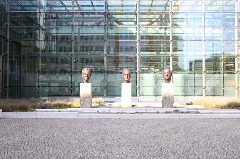 3 HEAD Statues of presidents