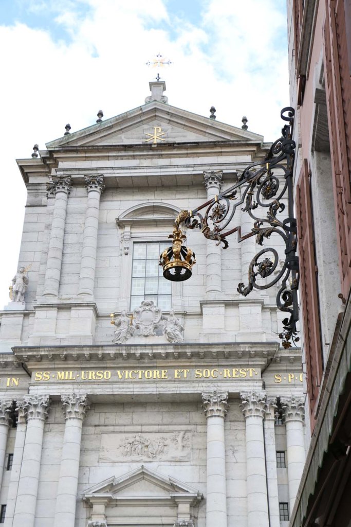 The first church on the site was built in the Early Middle Ages. St. Ursus of Solothurn was venerated in the city by the 5th century