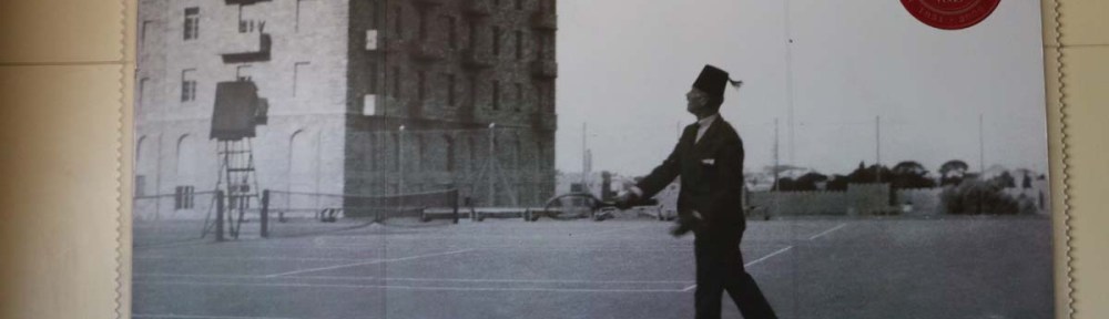 walking between the old city of Jerusalem king david hote في القدس القديمة فندق الملك ديفيد