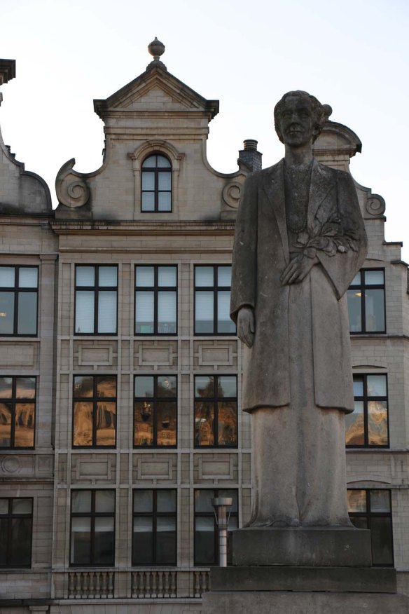 Belgium-brussels-traveling-travel-blog-architecture-Down-to-Grand-place -6