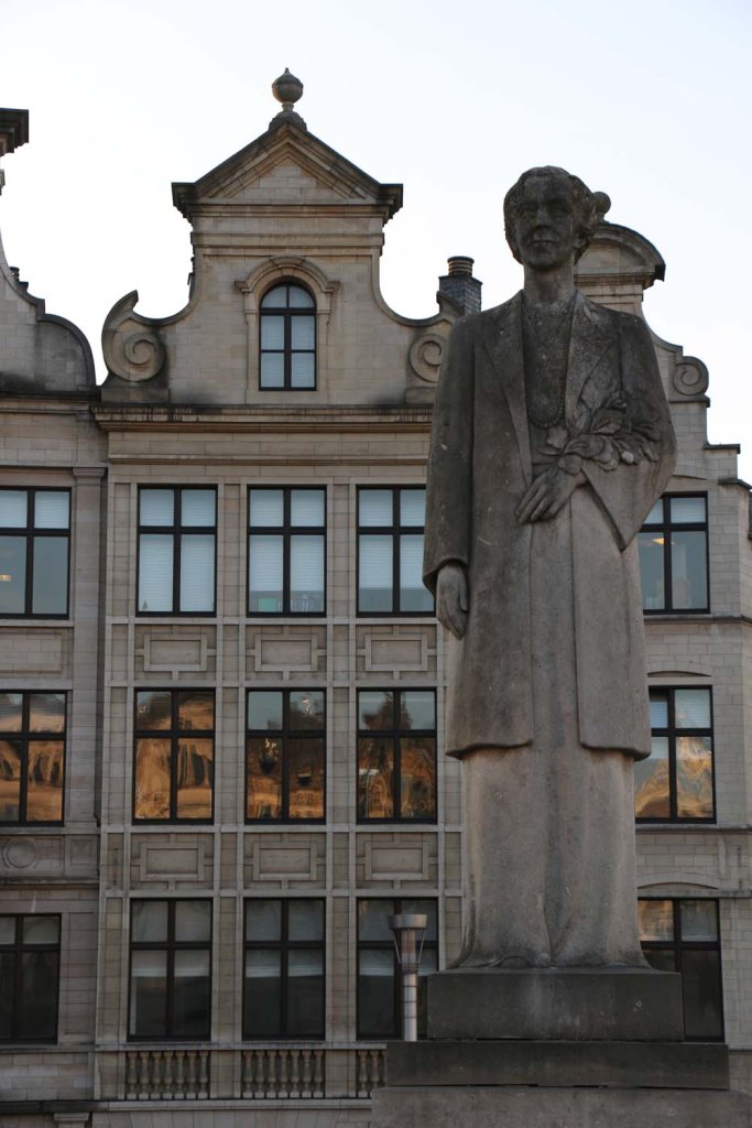 Belgium-brussels-traveling-travel-blog-architecture-Down-to-Grand-place -6