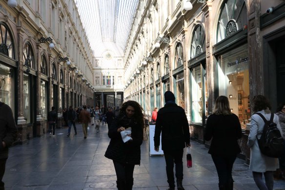 Belgium-brussels-traveling-travel-blog-architecture-Galeries-St-Hubert-2