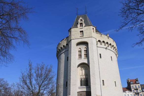 Belgium-brussels-traveling-travel-blog-architecture-Halle-Gate-3