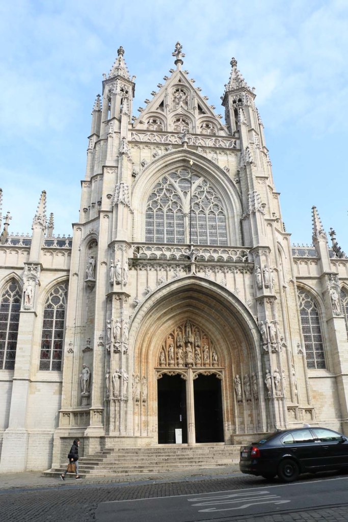 Belgium-brussels-traveling-travel-blog-architecture-Justice-Palace-Chapel-Church-Notre-Dame-de-la-chapelle