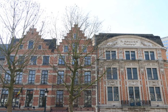 Belgium-brussels-traveling-travel-blog-architecture-Place du Grand Sablon - Church Notre-Dame-du-Sablon-Place-du-Petit-Sablon-8