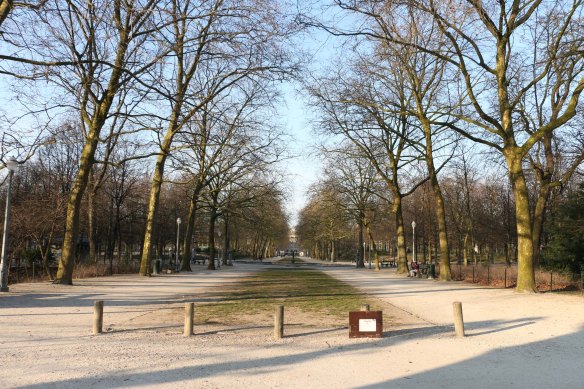 Belgium-brussels-traveling-travel-blog-architecture-Royal-Palace-Brussels-park-26