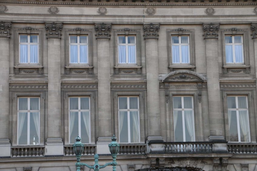 Belgium-brussels-traveling-travel-blog-architecture-Royal-Palace-Brussels-park-9