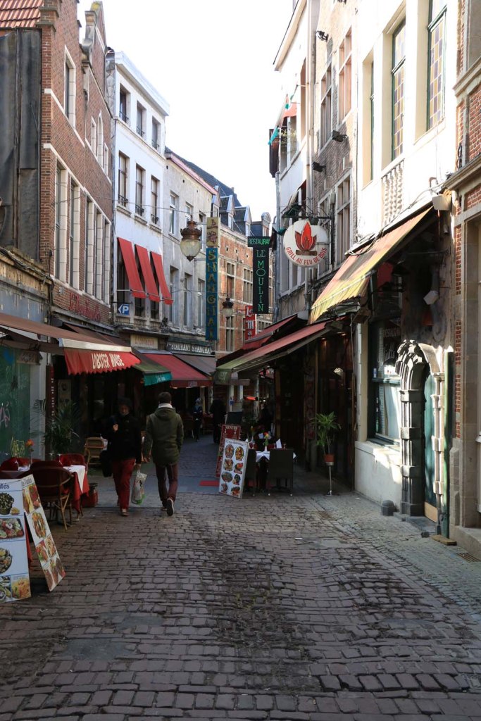 Belgium-brussels-traveling-travel-blog-architecture-Rue-de-Bouchers-1