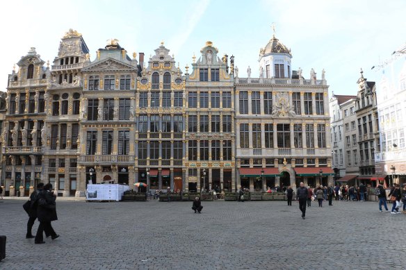 Belgium-brussels-traveling-travel-blog-architecture-Town-Hall-Grand-Place-8