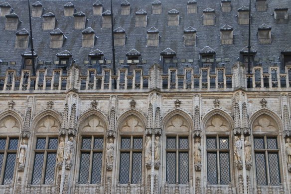 Belgium-brussels-traveling-travel-blog-architecture-Town-Hall-Grand-Place-6