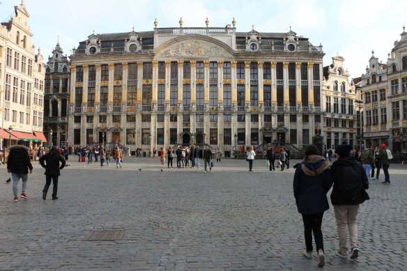 Belgium-brussels-traveling-travel-blog-architecture-Town-Hall-Grand-Place-8