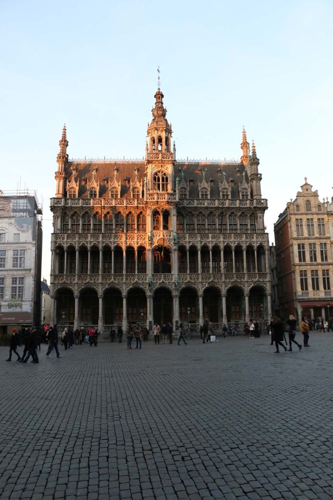 Belgium-brussels-traveling-travel-blog-architecture-Town-Hall-Grand-Place-8