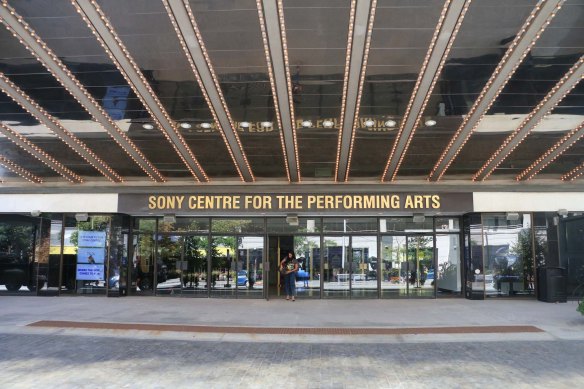 toronto-harbor-front-distillery-district-farmer-market-saint-lawrence-market-1