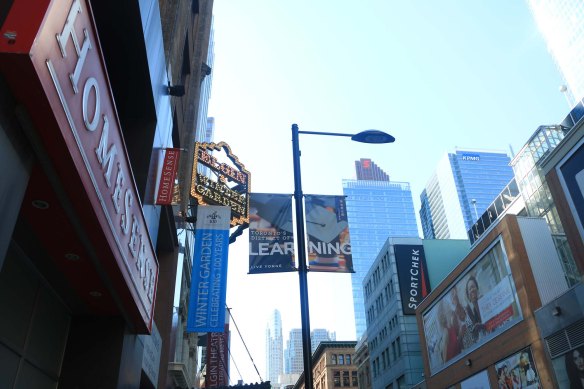 toronto-harbor-front-distillery-district-farmer-market-saint-lawrence-market-1