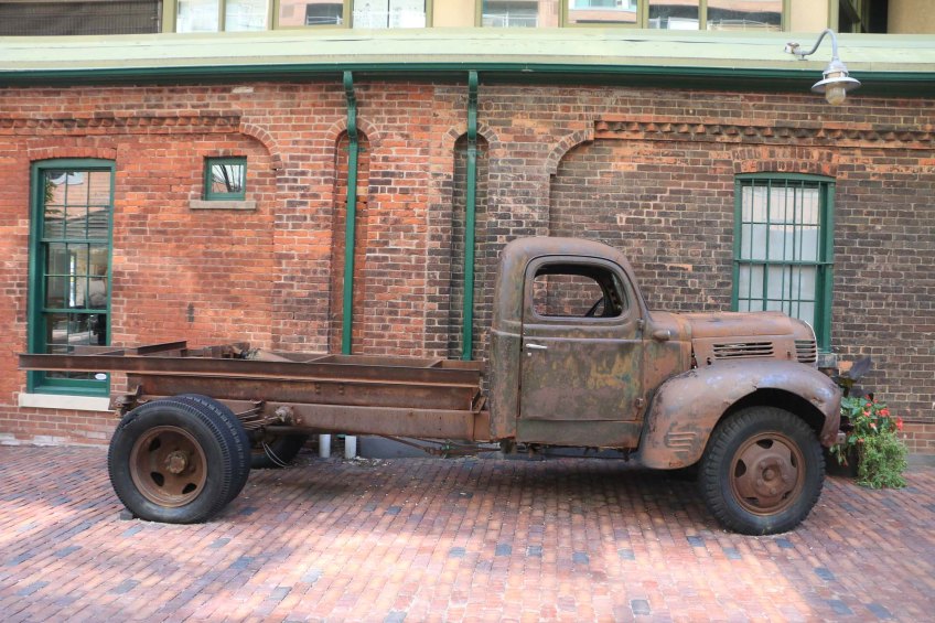 toronto-harbor-front-distillery-district-farmer-market-saint-lawrence-market-1